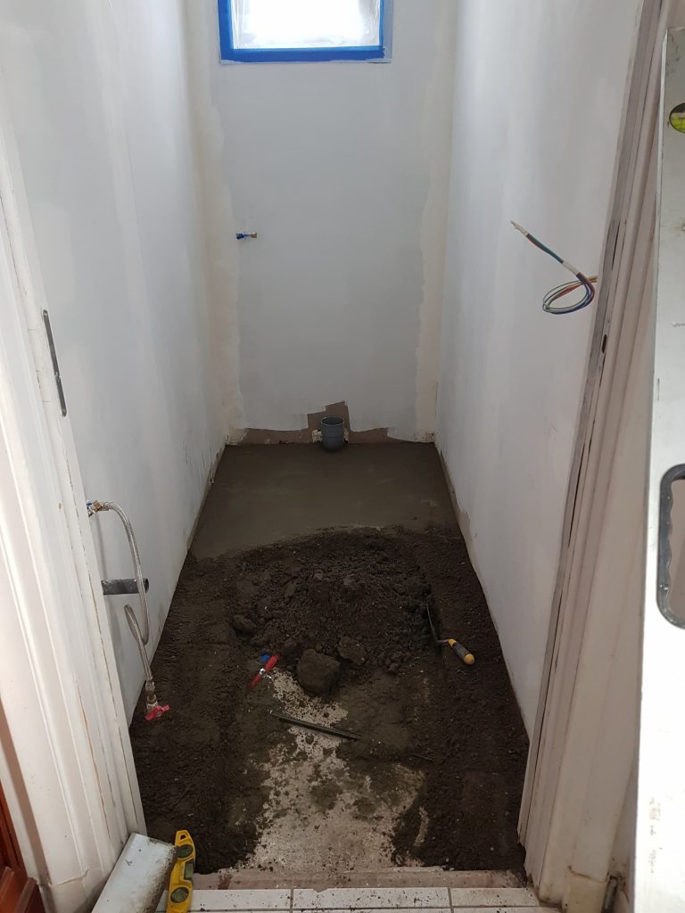 Installation de WC suspendue pendant travaux