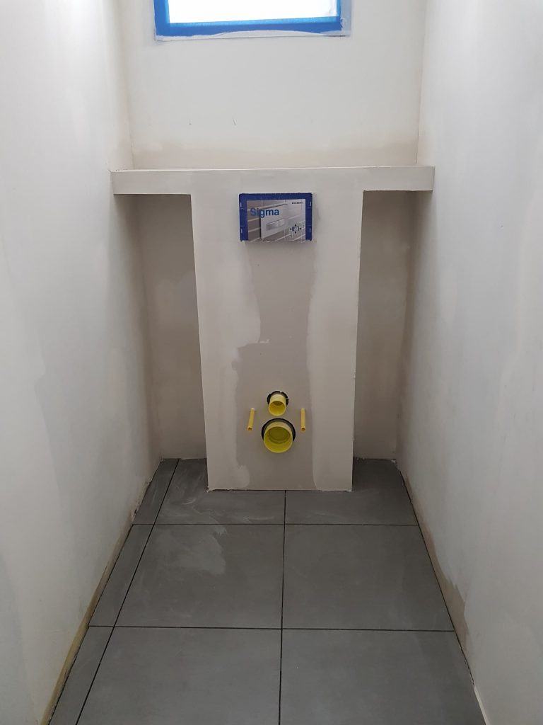Installation de WC suspendue pendant travaux
